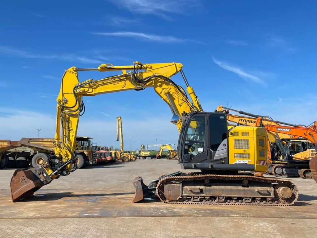 Hitachi ZX225USLC-6 Foto 1