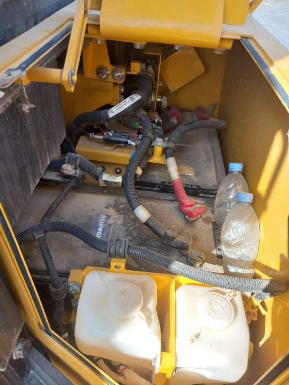 Komatsu D155A-6R (4pcs available for sale in Abu Dhabi) Foto 17