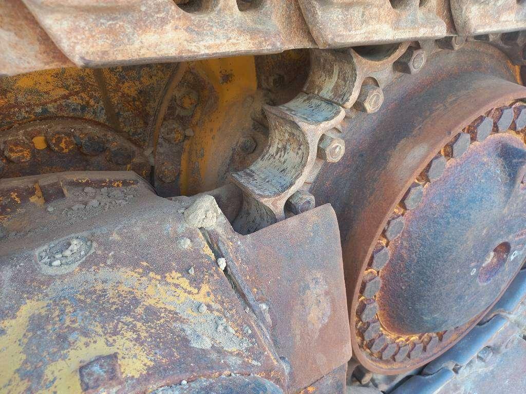 Komatsu D155A-6R (4pcs available for sale in Abu Dhabi) Foto 9