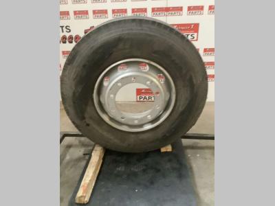 Neumático con llantas vendida por Massucco T. Srl Area Ricambi