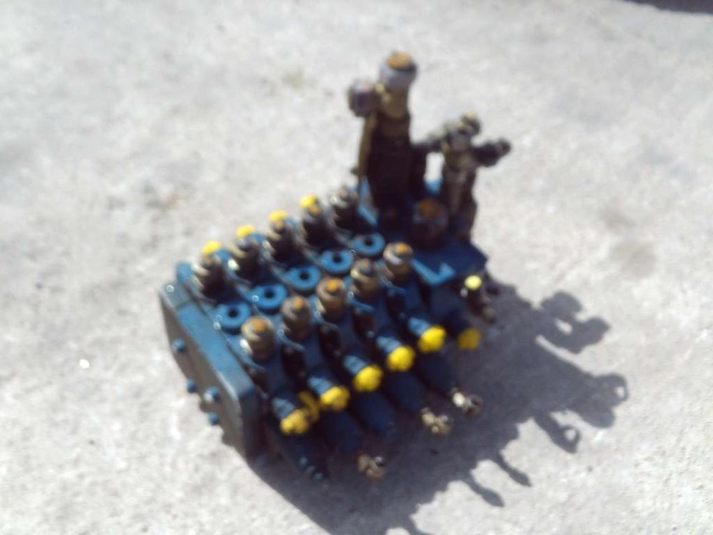 Distribuidor hidraulico para Mecalac 12MXT Foto 2