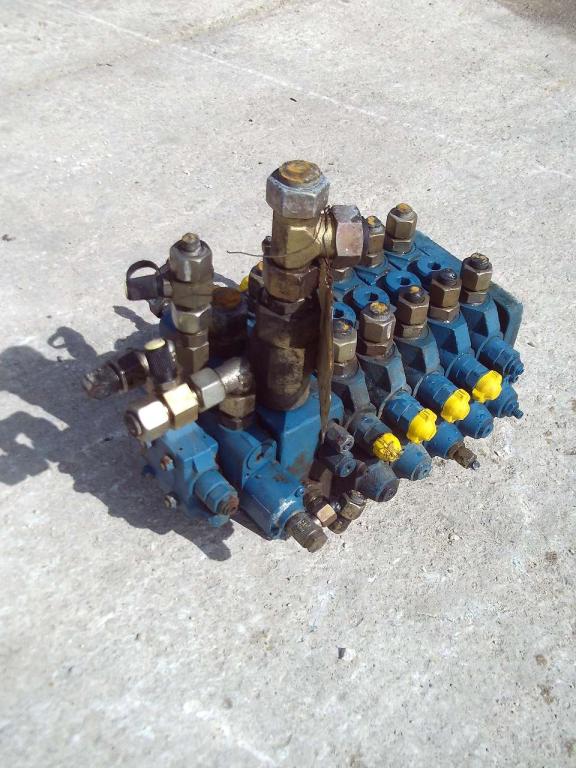 Distribuidor hidraulico para Mecalac 12MXT Foto 4