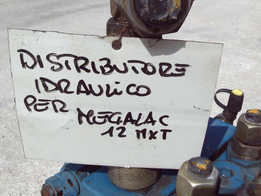 Distribuidor hidraulico para Mecalac 12MXT Foto 5