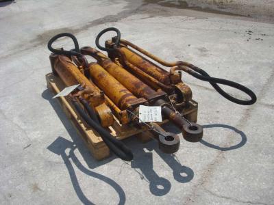 PISTONE SOLLEVAMENTO E PISTONE ROVESCIO BENNA para Fiat Allis FL10B vendida por OLM 90 Srl