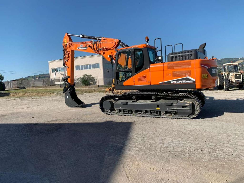 Develon DX245 NHD Foto 1