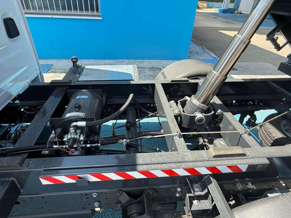 Iveco Daily 35-160 concassone ribaltabile trilaterale Foto 9