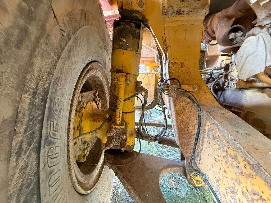 Komatsu HD605-5 **Engine broken** Spare parts for sale! Foto 13