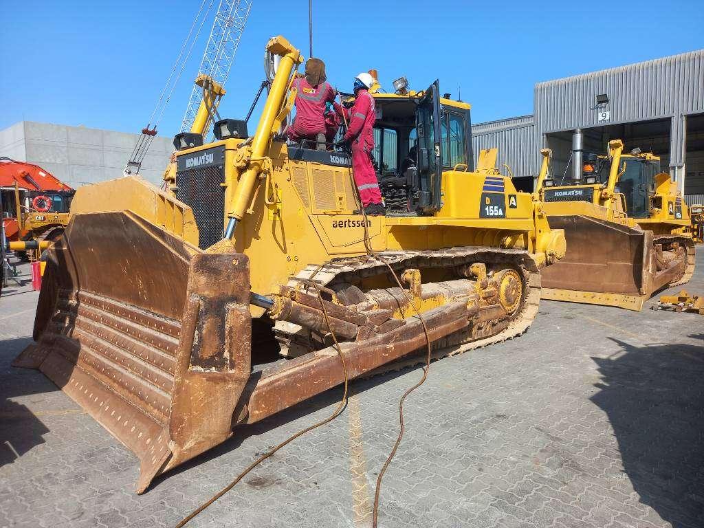 Komatsu D155A-6R (4pcs available for sale in Abu Dhabi) Foto 6