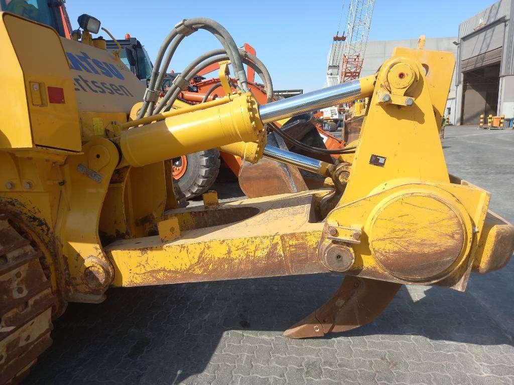 Komatsu D155A-6R (4pcs available for sale in Abu Dhabi) Foto 9