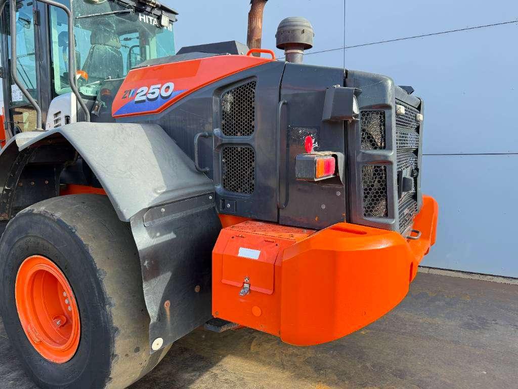 Hitachi ZW250-6 - CDC / 3rd Function / Auto Greasing Foto 20