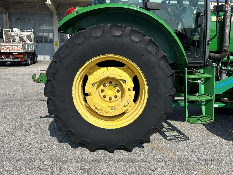 John Deere 6100D Foto 4