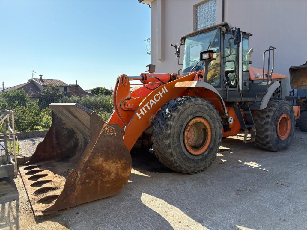 Hitachi ZW220 Foto 1