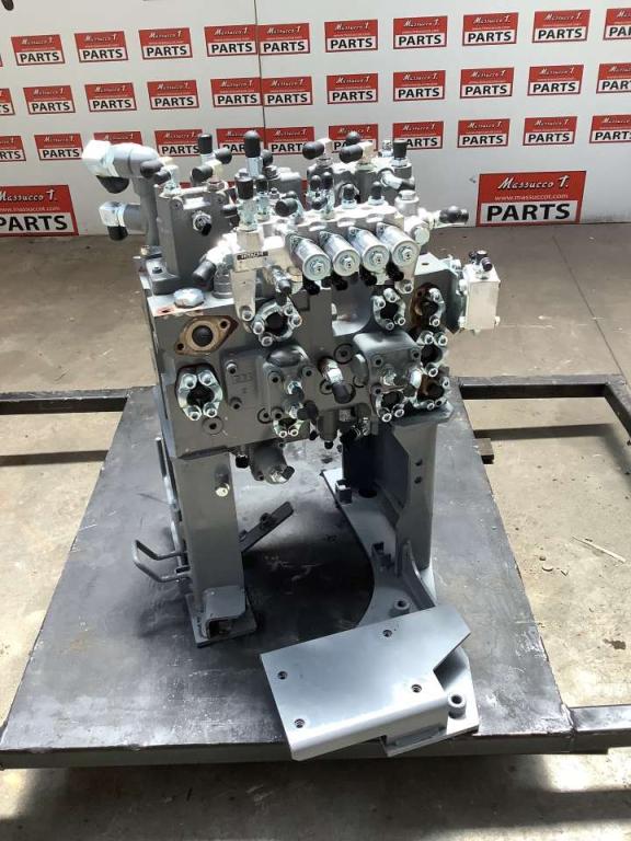 Distribuidor hidraulico para Hitachi ZX135US-7 Foto 1