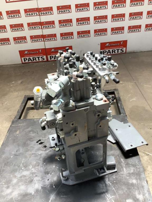 Distribuidor hidraulico para Hitachi ZX135US-7 Foto 2