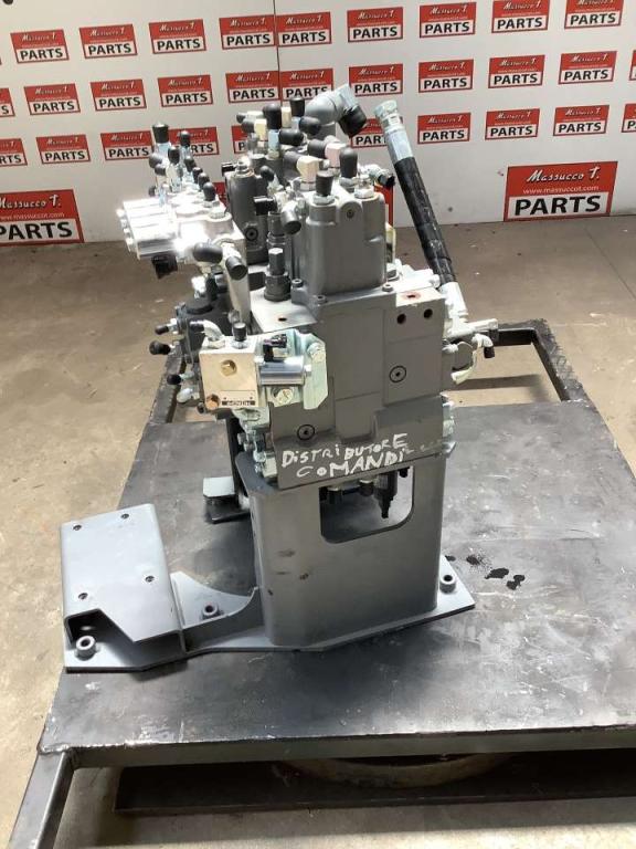 Distribuidor hidraulico para Hitachi ZX135US-7 Foto 4