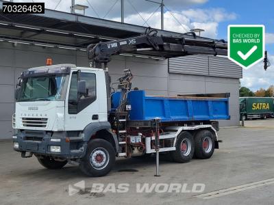 Iveco Trakker 310 6X4 HIAB 122 Duo Kran Crane 8m3 tipper Steelsuspension Big-Axle Euro 3 vendida por BAS World B.V.