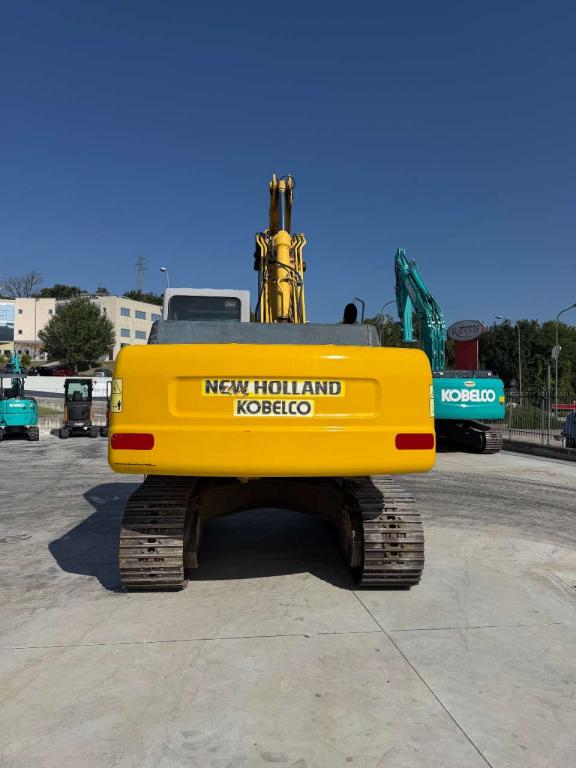 New Holland Kobelco E215 Foto 2