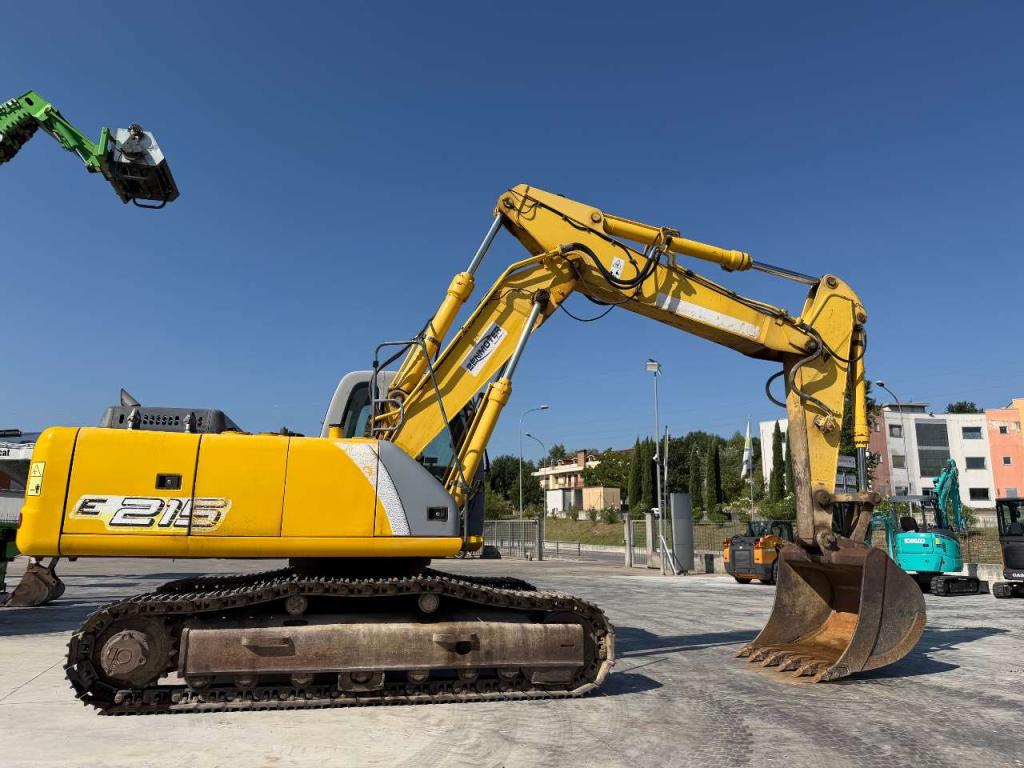 New Holland Kobelco E215 Foto 3