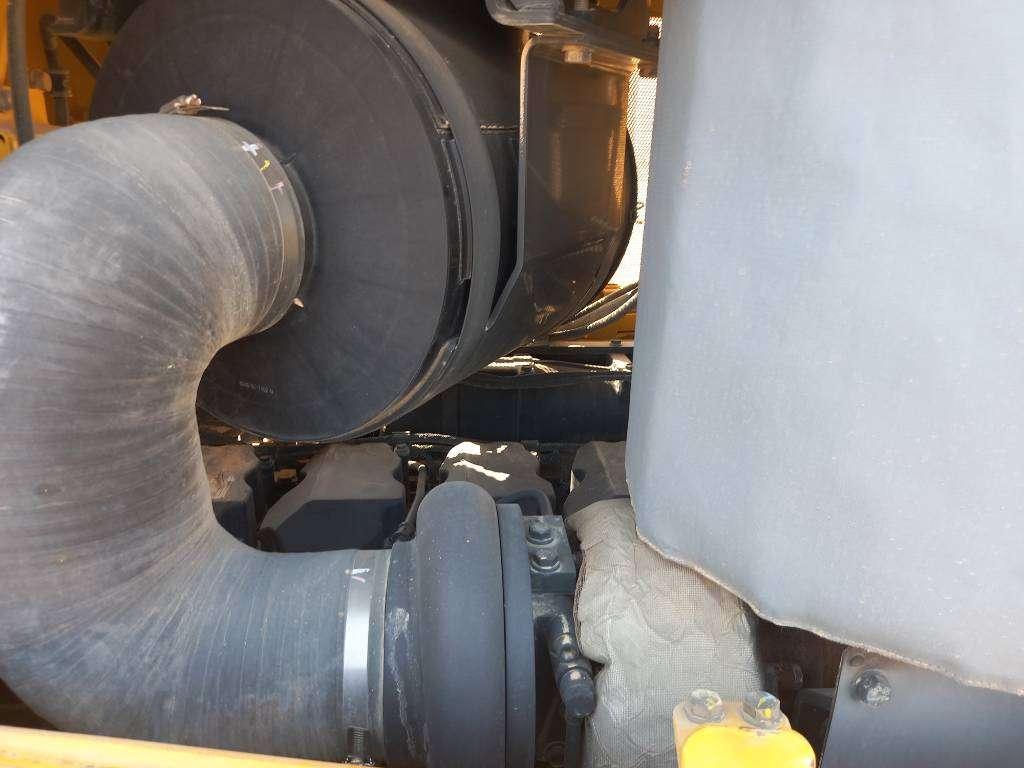 Komatsu D155A-6R (4pcs available for sale in Abu Dhabi) Foto 21