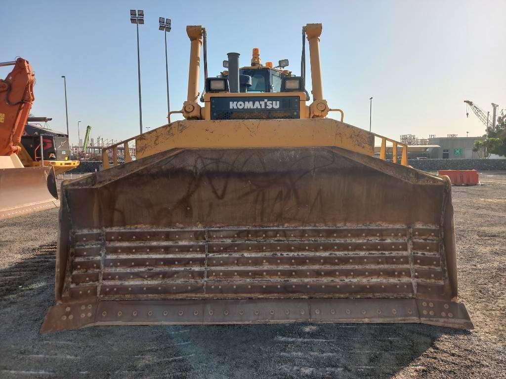 Komatsu D155A-6R (4pcs available for sale in Abu Dhabi) Foto 8