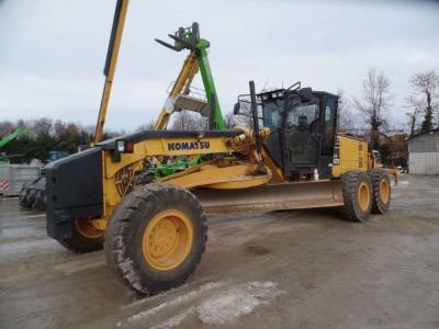Komatsu GD675-5 vendida por Massucco T. Srl