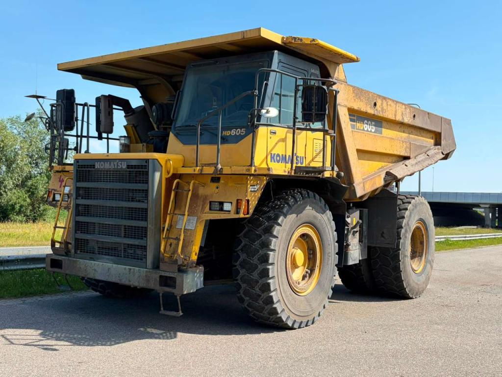 Komatsu HD605-7 Foto 1