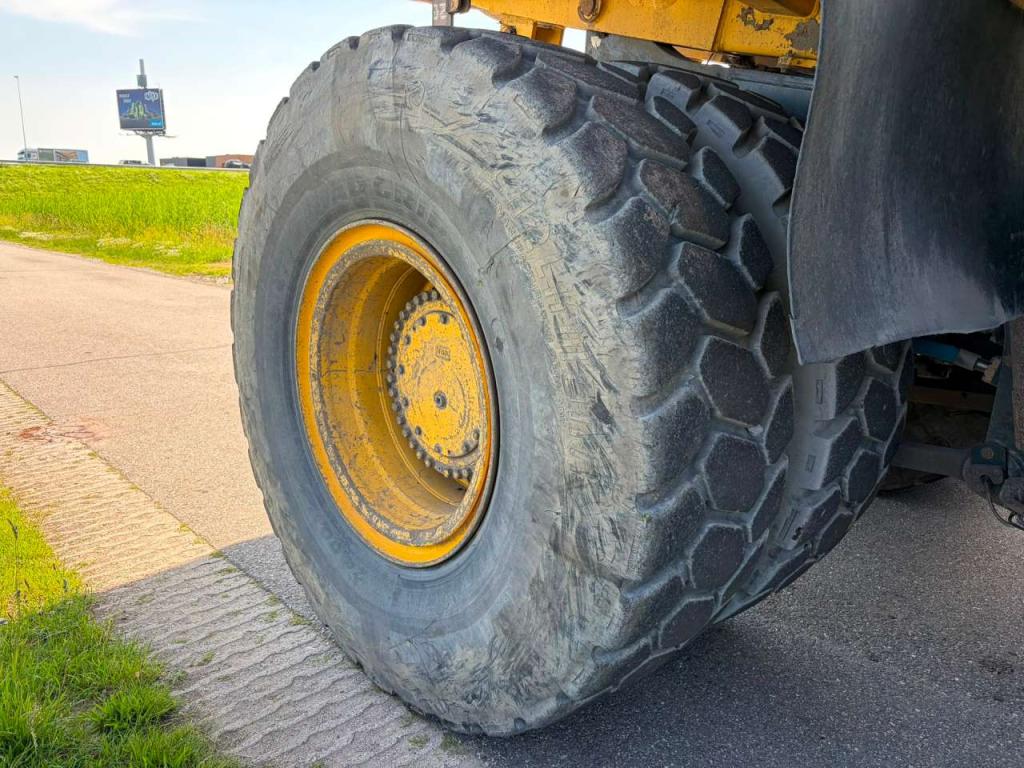 Komatsu HD605-7 Foto 18