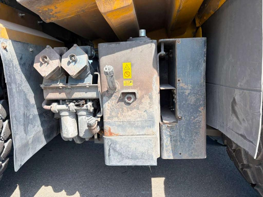 Komatsu HD605-7 Foto 28
