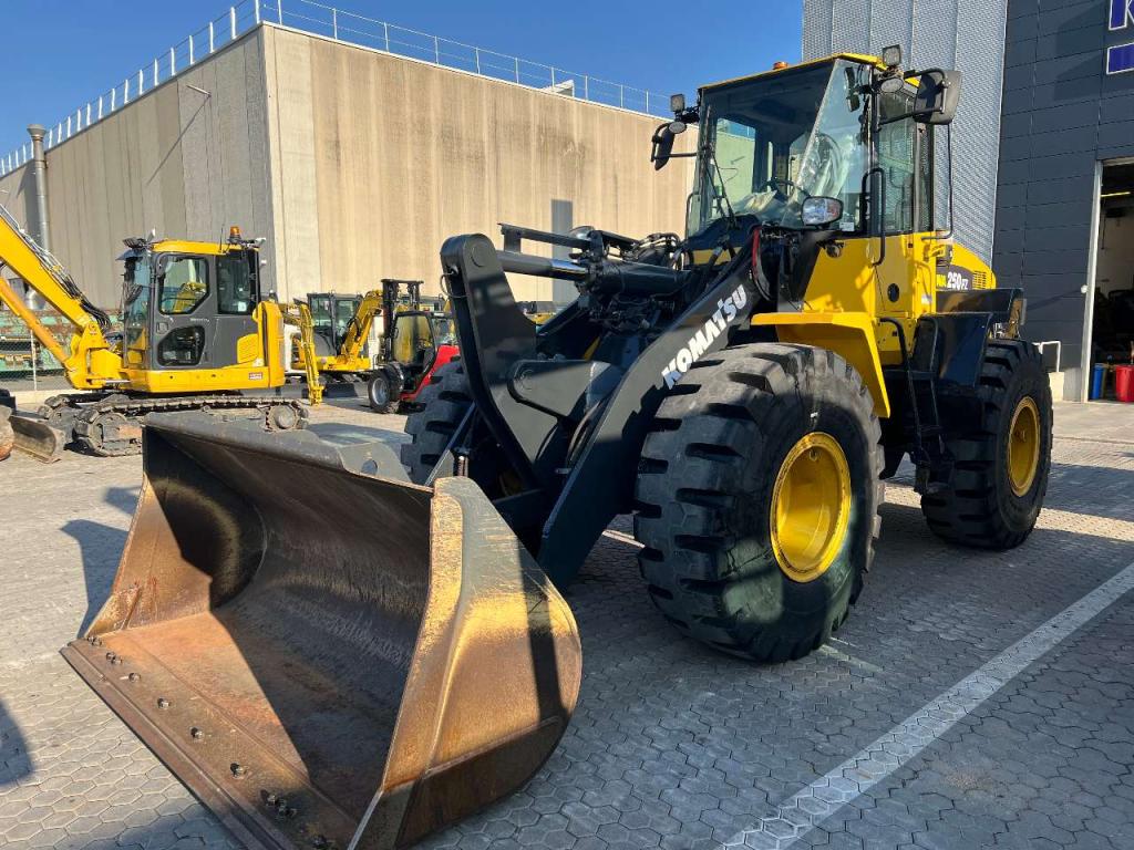 Komatsu WA250PZ-6 Foto 1