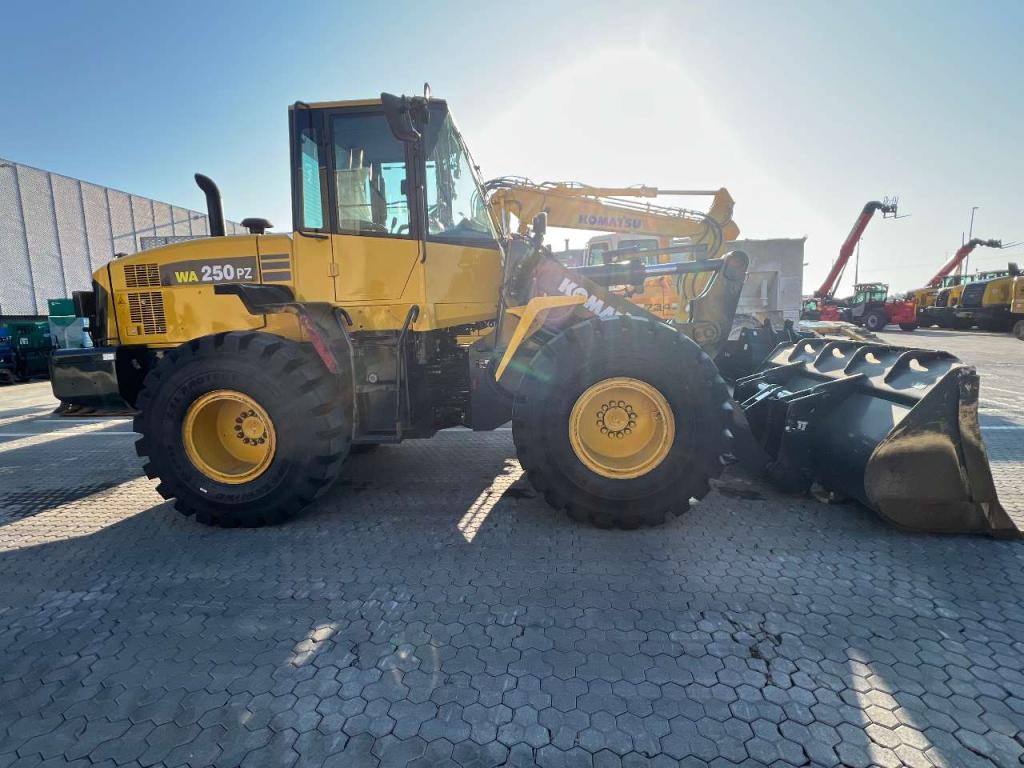 Komatsu WA250PZ-6 Foto 5