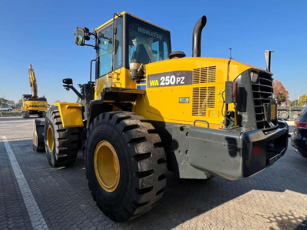 Komatsu WA250PZ-6 Foto 8