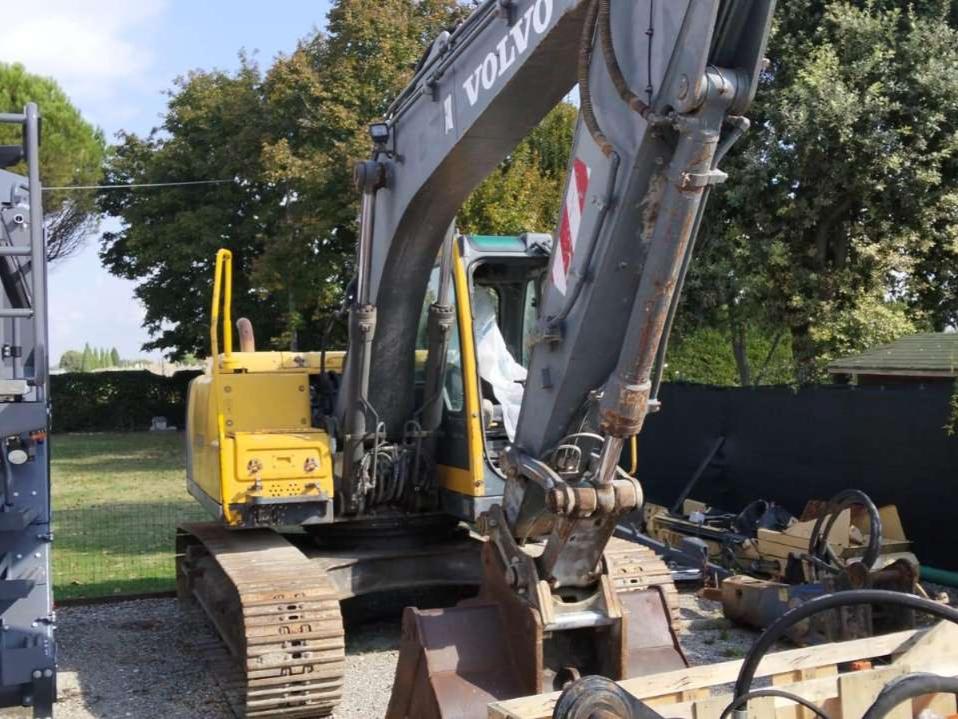 Volvo EC140B Foto 1