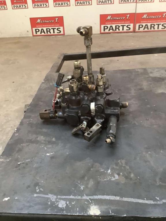 Distributore comandi para Bobcat 753 Foto 4