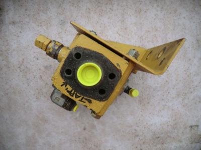 check & relief valve gp para Caterpillar 231D vendida por CERVETTI TRACTOR Srl