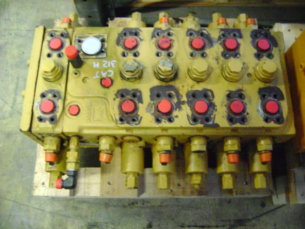 Distribuidor hidraulico para Caterpillar M 312 Foto 1
