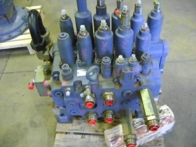 Distribuidor hidraulico para New Holland E 385 vendida por PRV Ricambi Srl