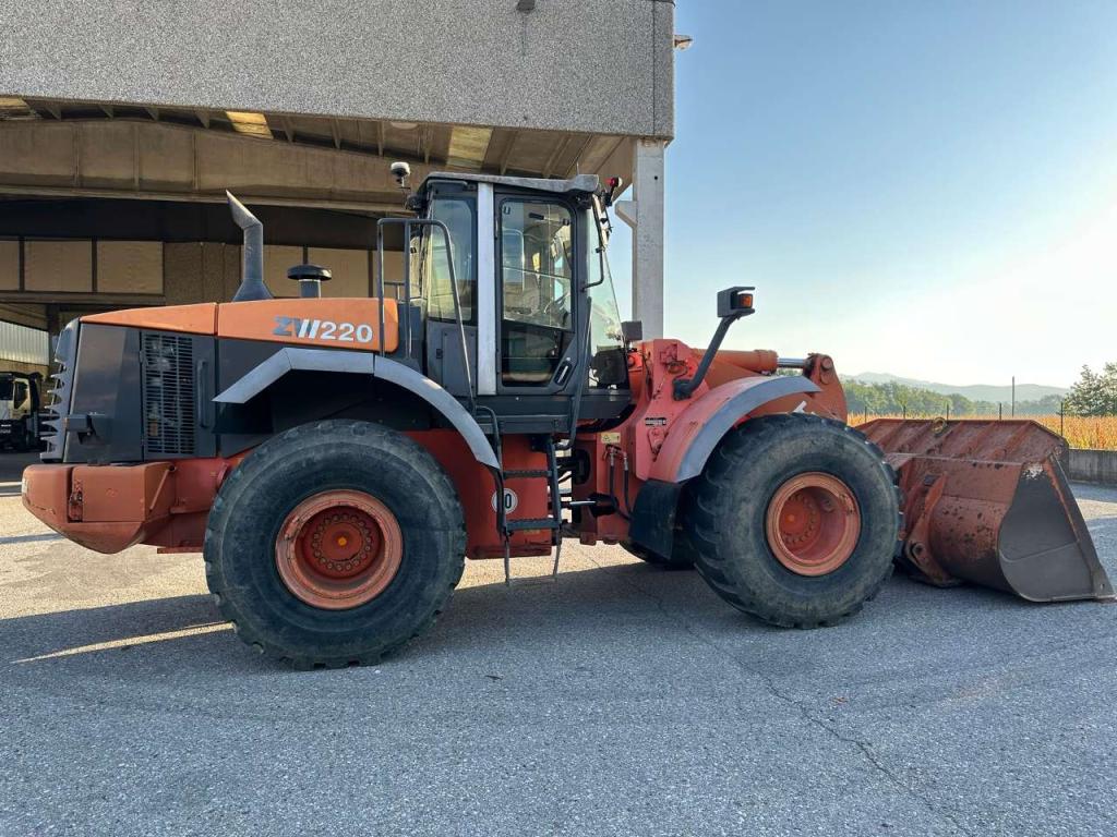 Hitachi ZW220 Foto 4