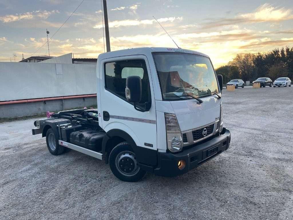 Nissan NT400 SCARRABILE PATENTE B Foto 3