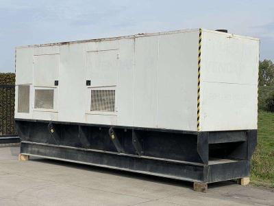 Caterpillar C 18 - 700 vendida por Machinery Resale