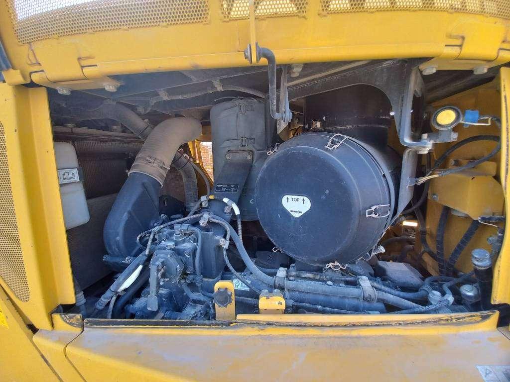Komatsu D155A-6R (4pcs available for sale in Abu Dhabi) Foto 11