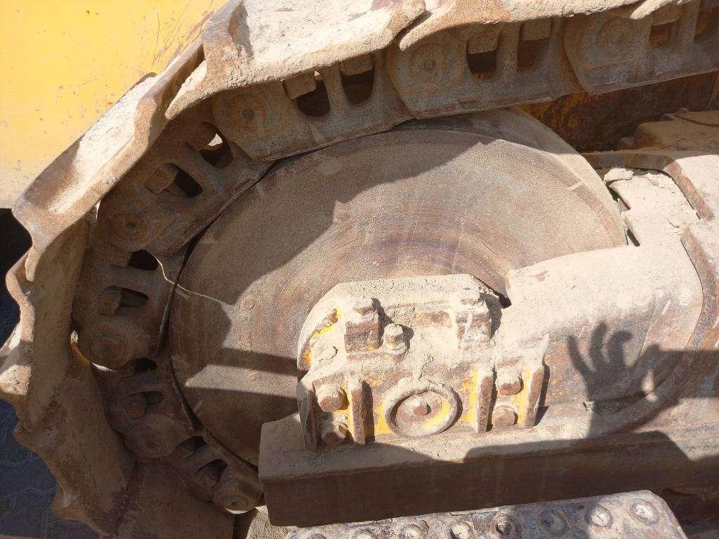 Komatsu D155A-6R (4pcs available for sale in Abu Dhabi) Foto 13