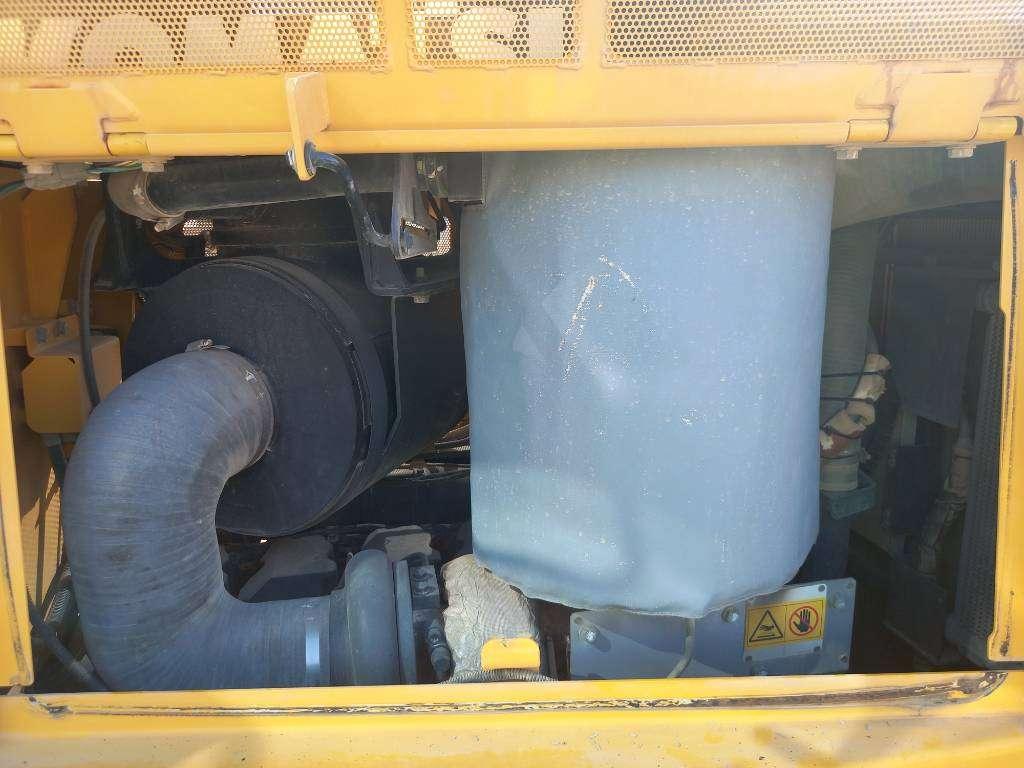 Komatsu D155A-6R (4pcs available for sale in Abu Dhabi) Foto 16