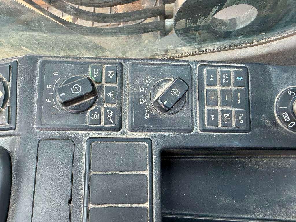 Volvo EC300EL - Hammer Lines / Automatic Greasing Foto 13