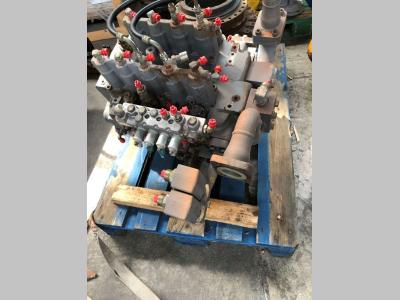 Distribuidor hidraulico para Hitachi ZX470 vendida por Fratelli Zenzalari S.r.l.