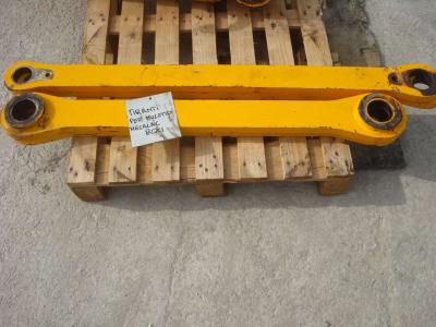 Tirantes y soportes de cierre de cucharas para per Muletto Mecalac 8CXI vendida por OLM 90 Srl