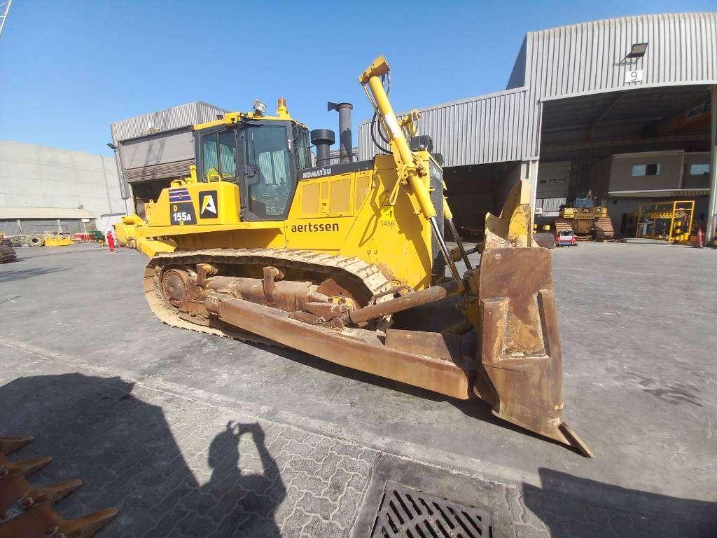 Komatsu D155A-6R (4pcs available for sale in Abu Dhabi) Foto 6