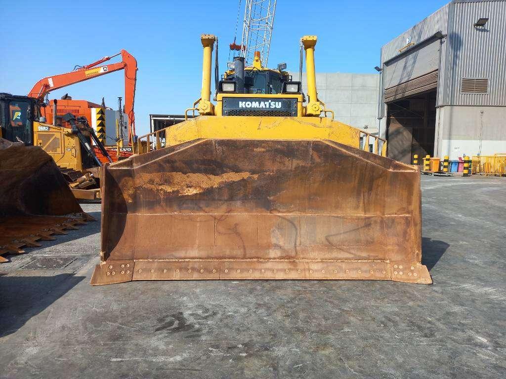Komatsu D155A-6R (4pcs available for sale in Abu Dhabi) Foto 7