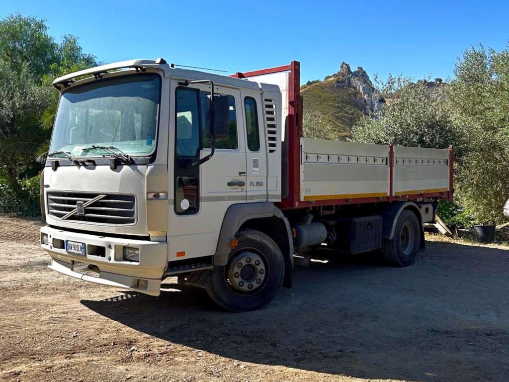 Volvo FL250 Foto 1