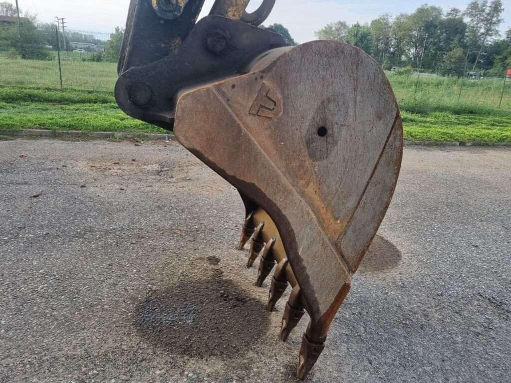 New Holland Kobelco E235 Foto 2