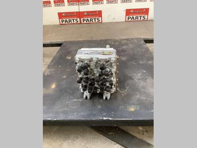Distribuidor hidraulico para Hitachi ZX135US-7 vendida por Massucco T. Srl Area Ricambi